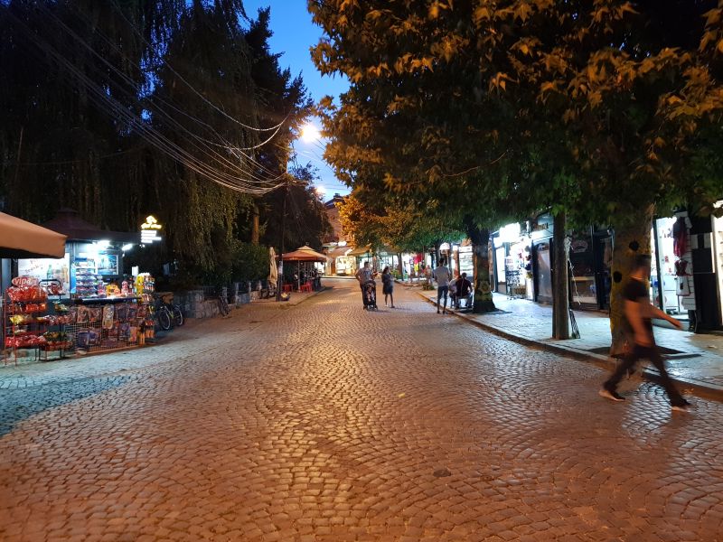 The town center pedestrian streets 镇中心晚上步行街区