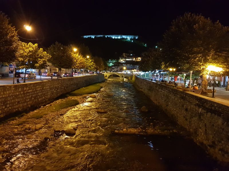 The river in the town center at night 城河两旁夜景