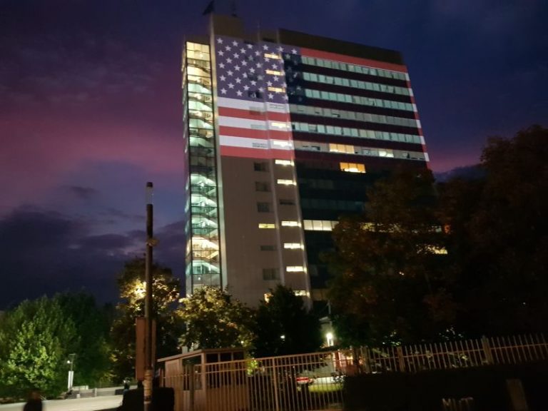 American flag projected onto building in Pristina city center 大楼上美国国旗