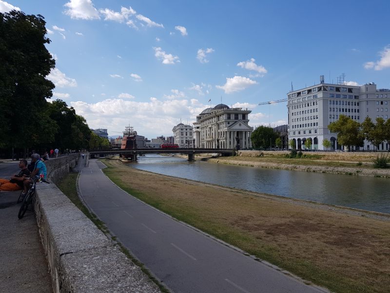 Public buildings along the Vardar River 瓦尔达和边的政府大楼 