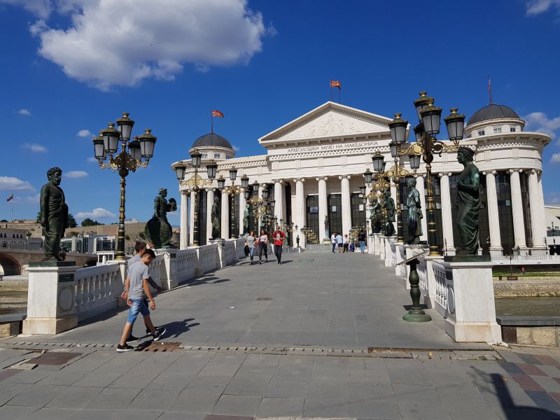 The Bridge of Civilization over Vardar River 瓦尔达河边的标致建筑的垮桥