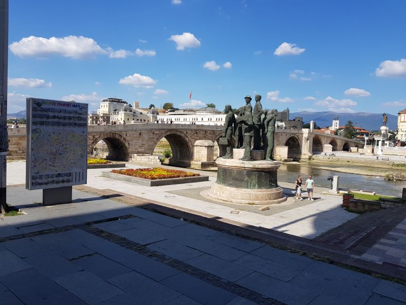 Boatmen of Thessaloniki statue  Macedonia Square 马其顿广场的雕像