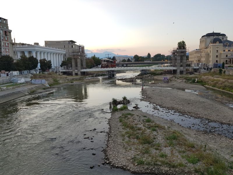 River Vardar through the city square 穿过广场的瓦尔达河 its bank