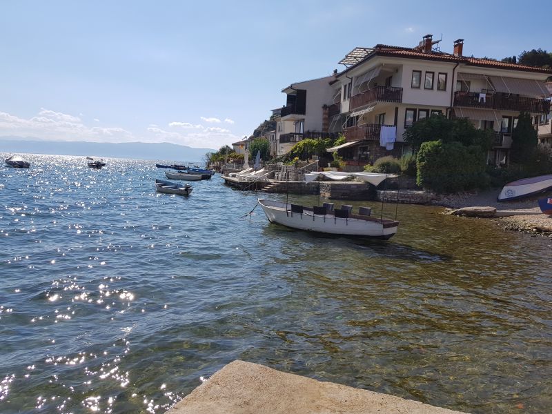 Houses with a big lake 近水楼房