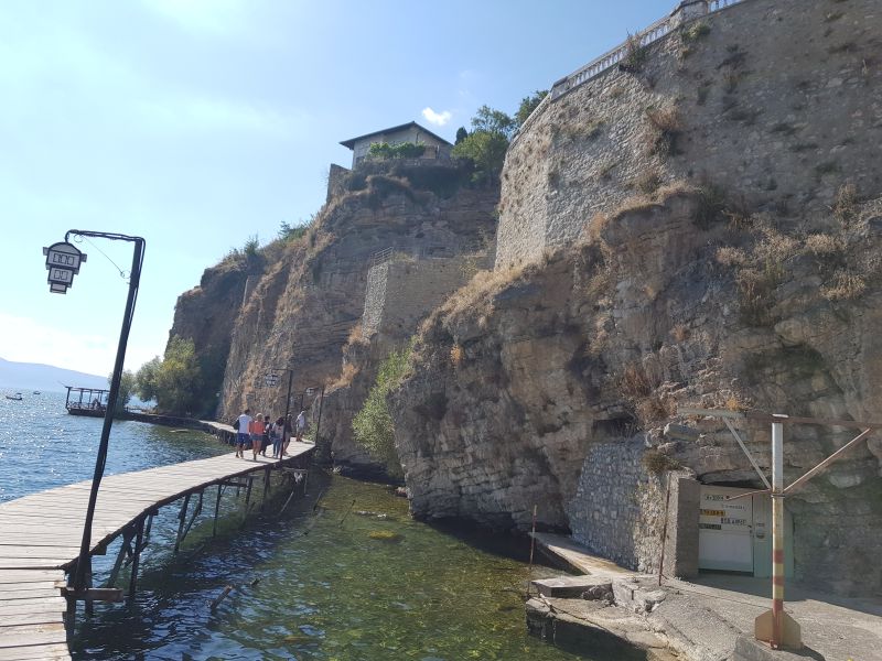 Wooden path bypassing the cliff faces on lake 湖水小桥