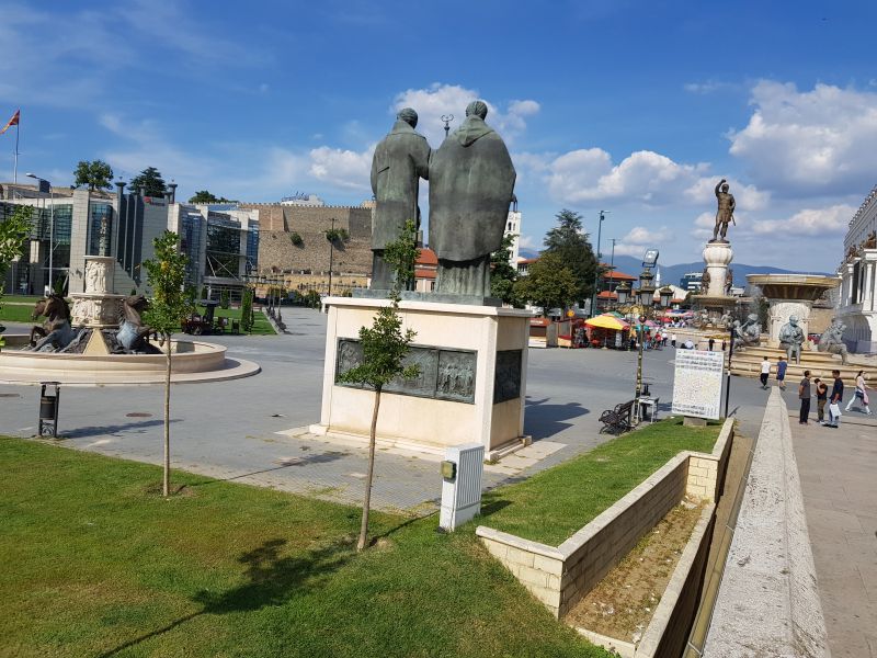 Statues in the city square 市中心广场的许多雕像