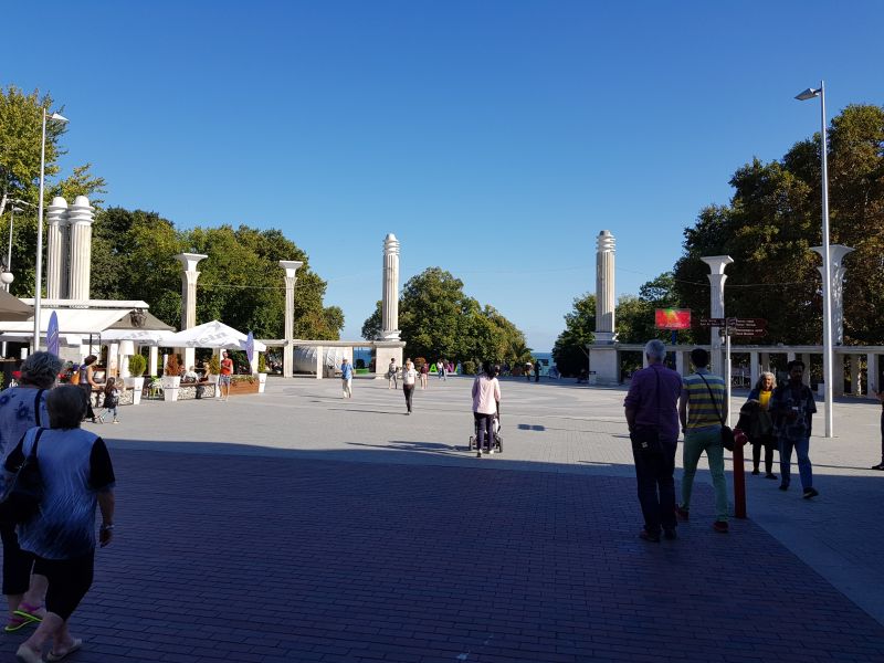 Entrance to the Sea Park along the beach 海边公园广场