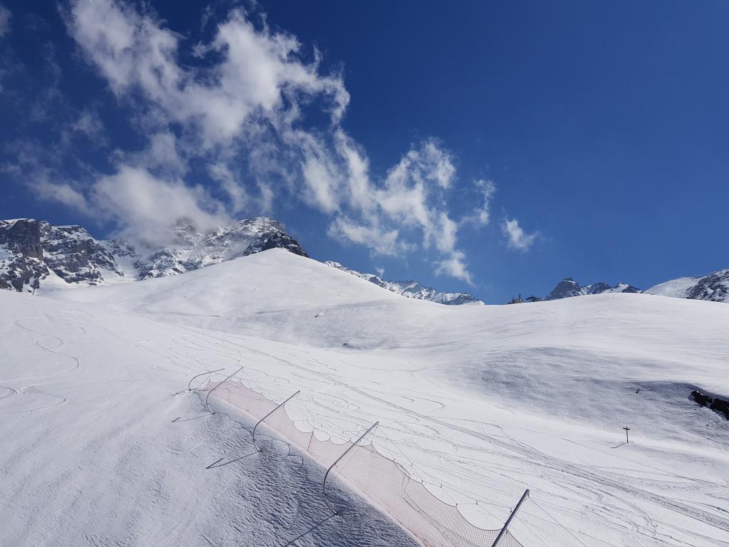 High up in the snow mountains 九云霄外雪山顶