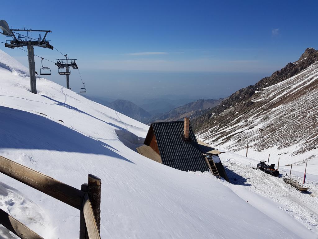 High up in the snow mountains 雪山顶