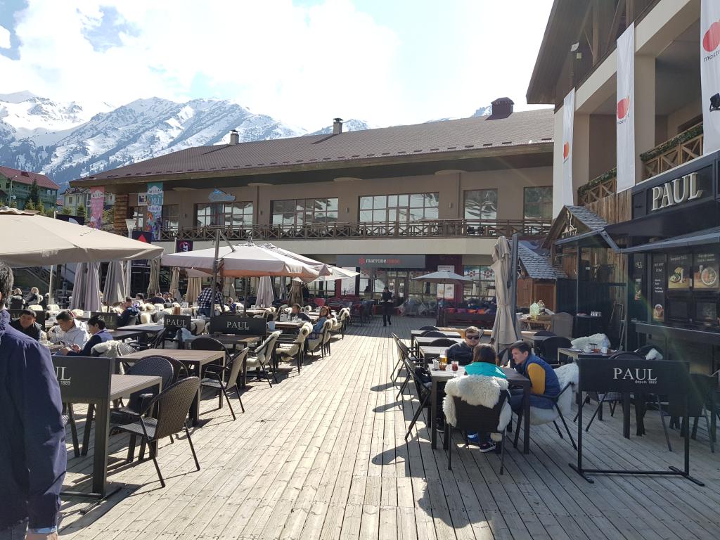 Cafes and restaurants at Shymbulak 雪山度假村咖啡和餐馆