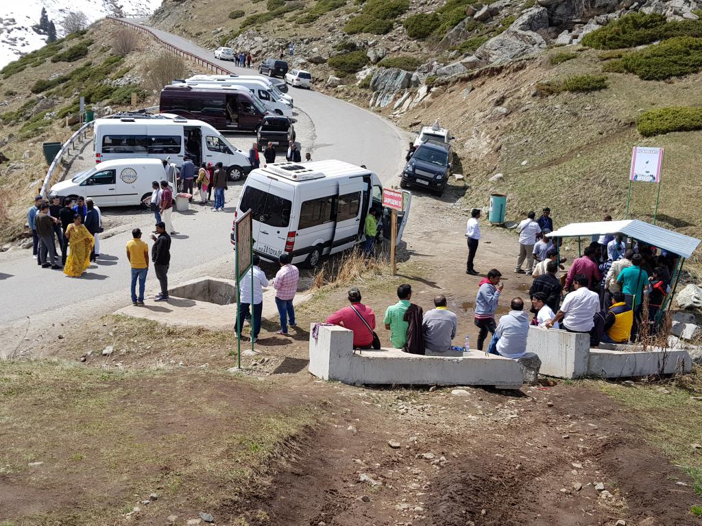 A big group of Indian tourists at Almaty Lake 阿拉木图湖的印度游客