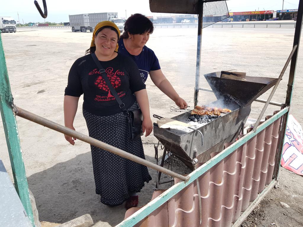 Vendors barbecuing kebab at the pitstop 休息站的烧烤