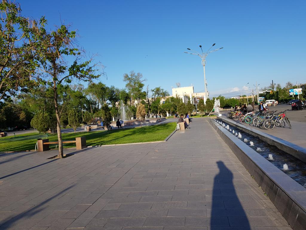 Town square in the morning 早上的小镇广场