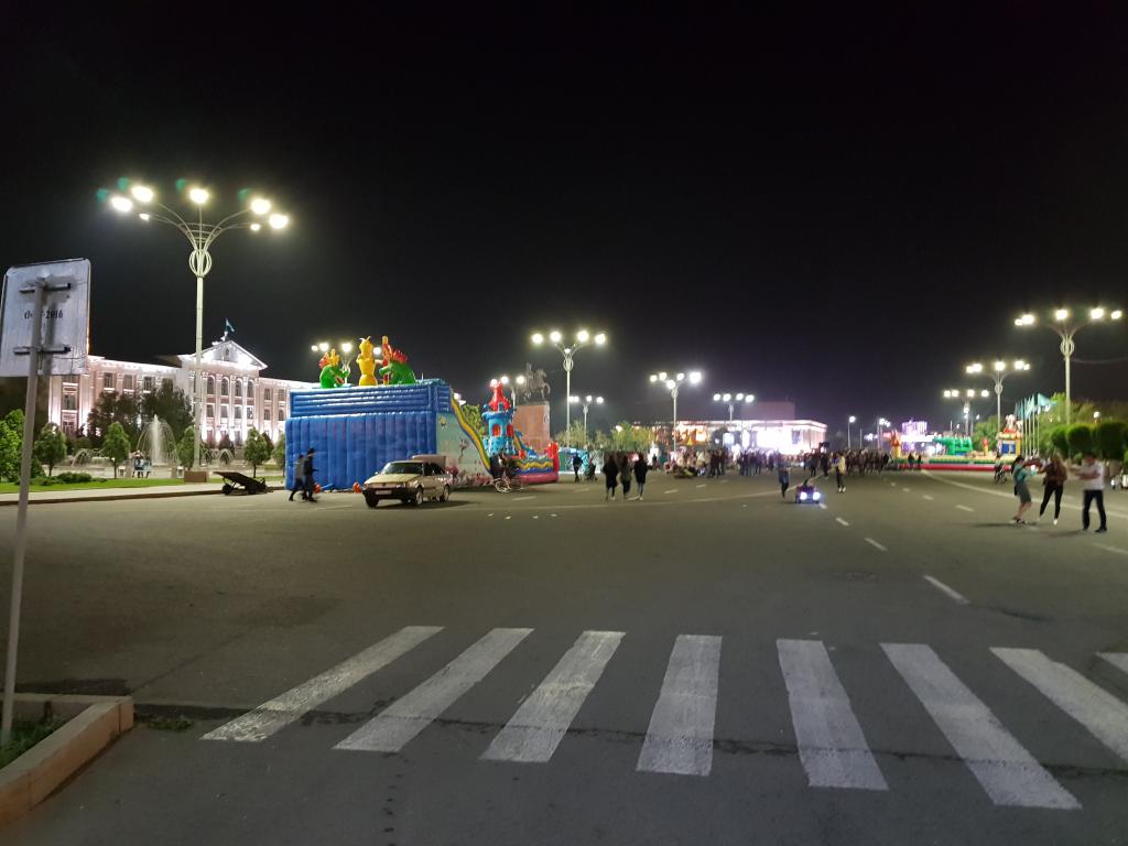 Town square at night 晚上小镇广场