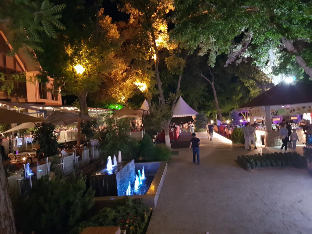 Restaurant in a garden setting in Shymkent 公园餐厅