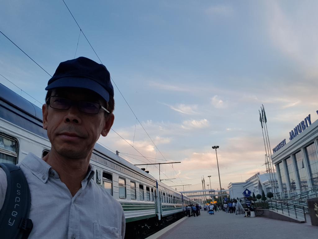 Boarding train from Tashkent to Samarkand 塔式干到撒马尔罕火车站