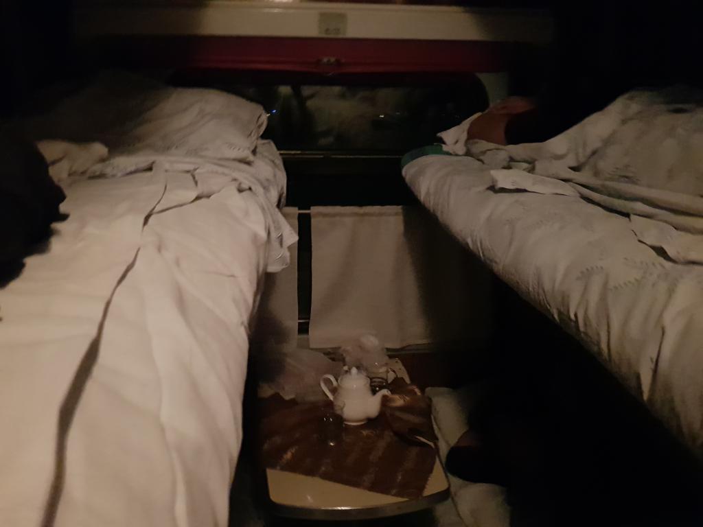 Train bunk beds 车厢内床铺