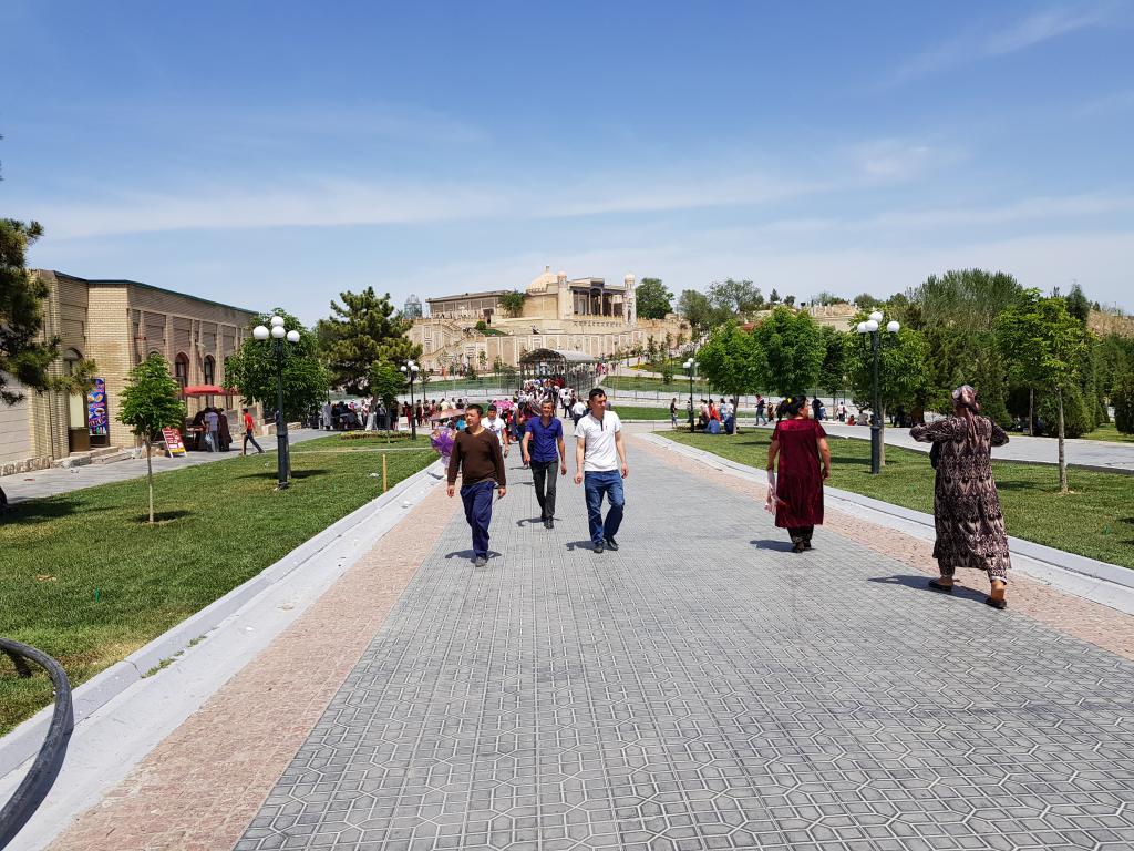 Broad walk connecting the landmarks 链接各古地标建筑步行街道 