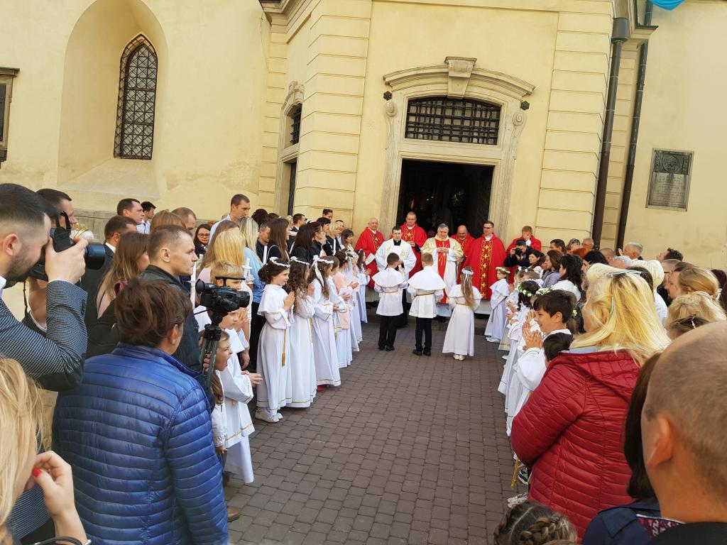 Sunday morning ritual outside a Church in the busy square 星期日早上一教堂外仪式