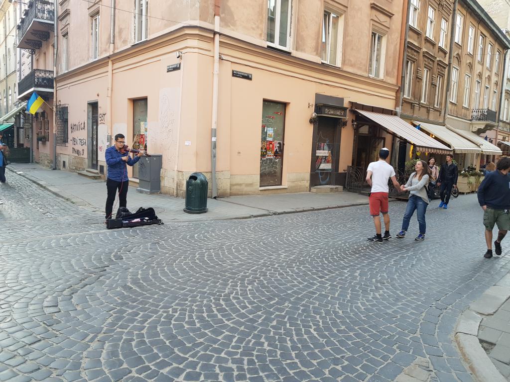 A violinist busker and passersby moved to dance 街边小提琴卖艺和行人起舞