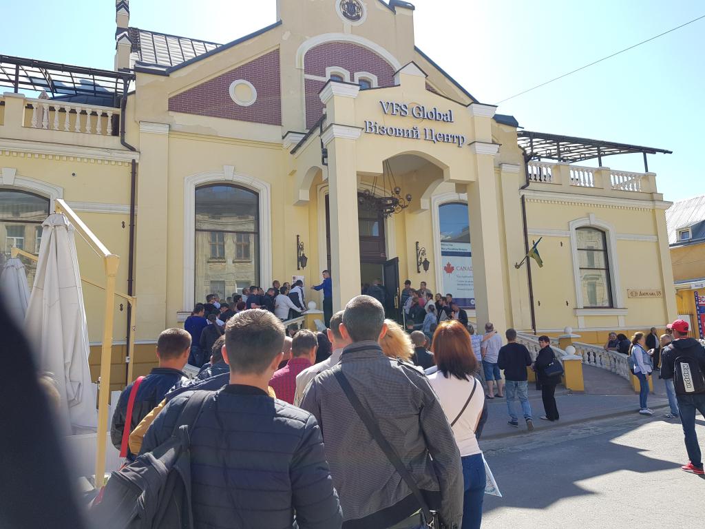 Outside the Polish embassy in Lviv 在利沃夫的波兰使馆外