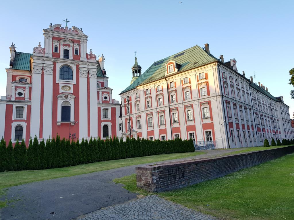 Collegiate Church of Our Lady of Perpetual Help and St. Mary Magdalene  罗马天主教堂