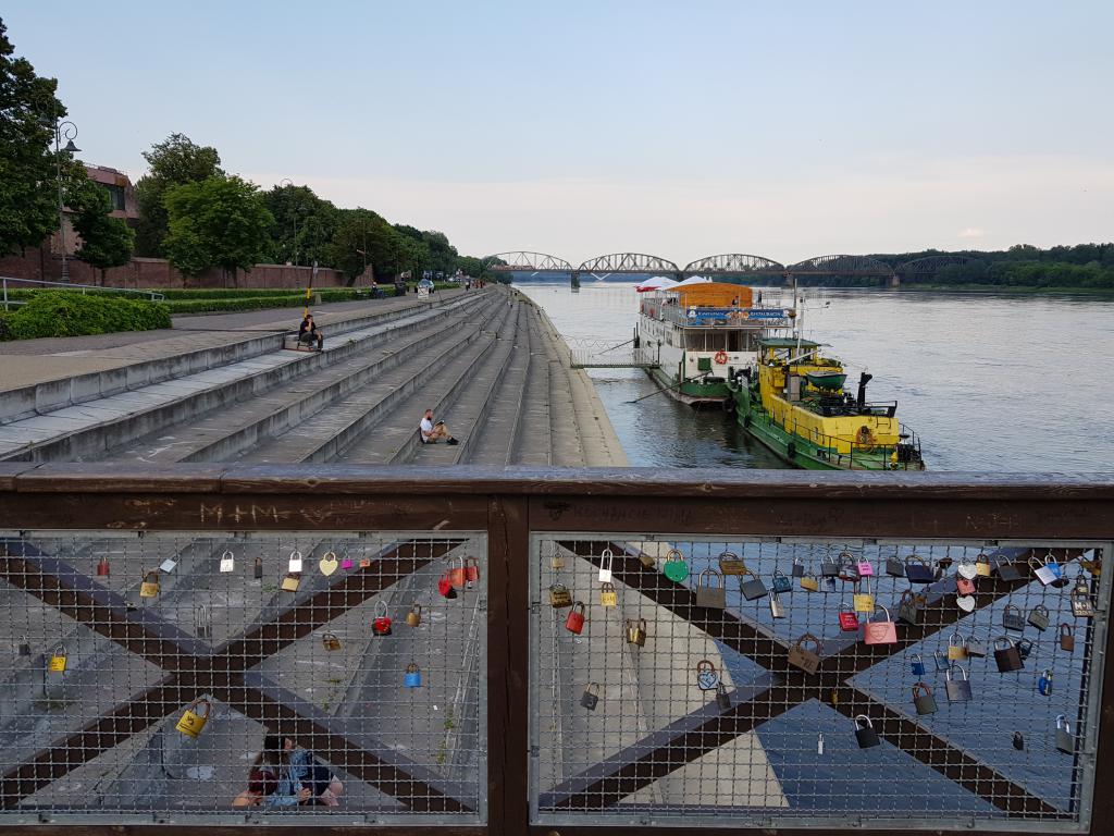 Vistula River next to Torun old city wall 老城墙边的维斯瓦河