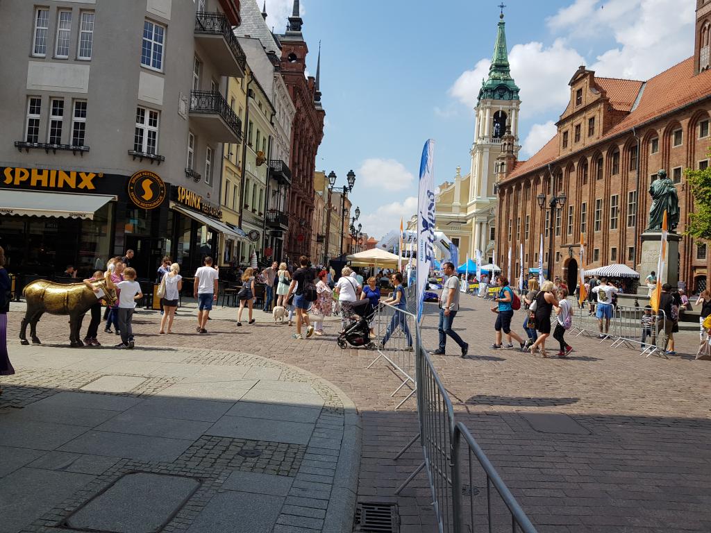 The stubborn donkey, Copernicus and gothic churches of Torun　托伦广场的地标驴，尼古拉.哥白尼纪念碑和哥特式教堂