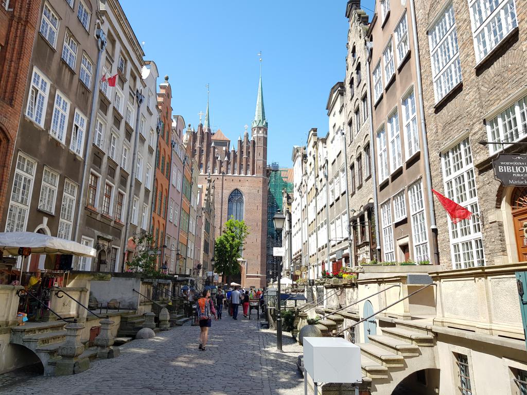 Mariacka Street, a well-known cobblestone pedestrian street 老卵石街道 