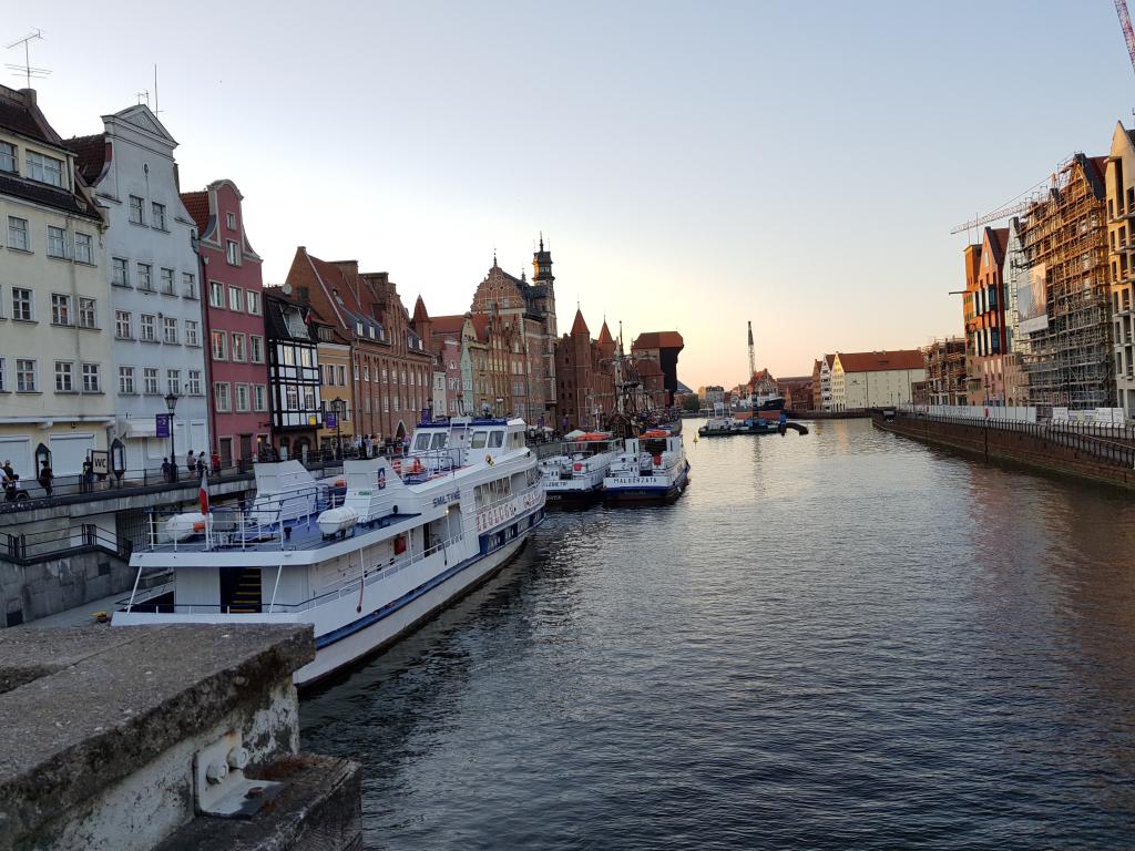 Old town along the river, Gdansk 河道边老城区