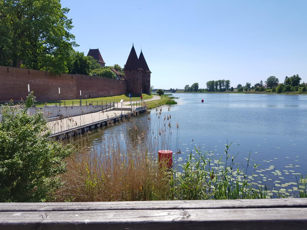 River next to the castle 城外河流