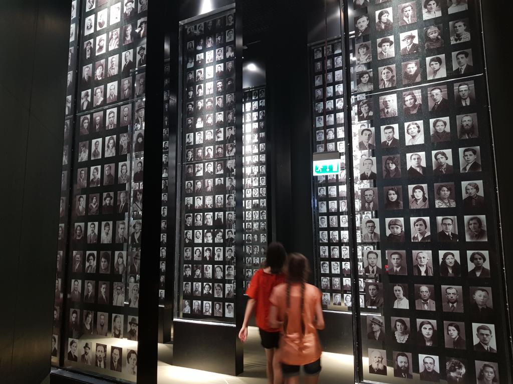 Photos of war victims in World War Two Museum, Gdansk 二战牺牲者照片