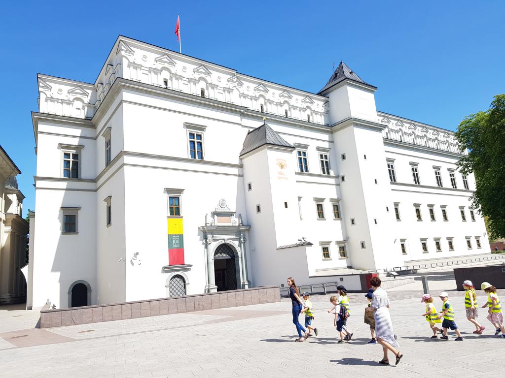 Pre-schoolers on leash on school outing around Palace of the Grand Duke of Lithuania 小朋友皮带牵住在立陶宛大公馆校外活动