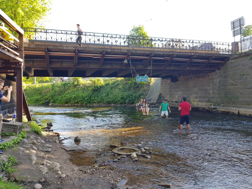 Swing dangling from bridge onto a creek, Vilnius 小溪中秋千