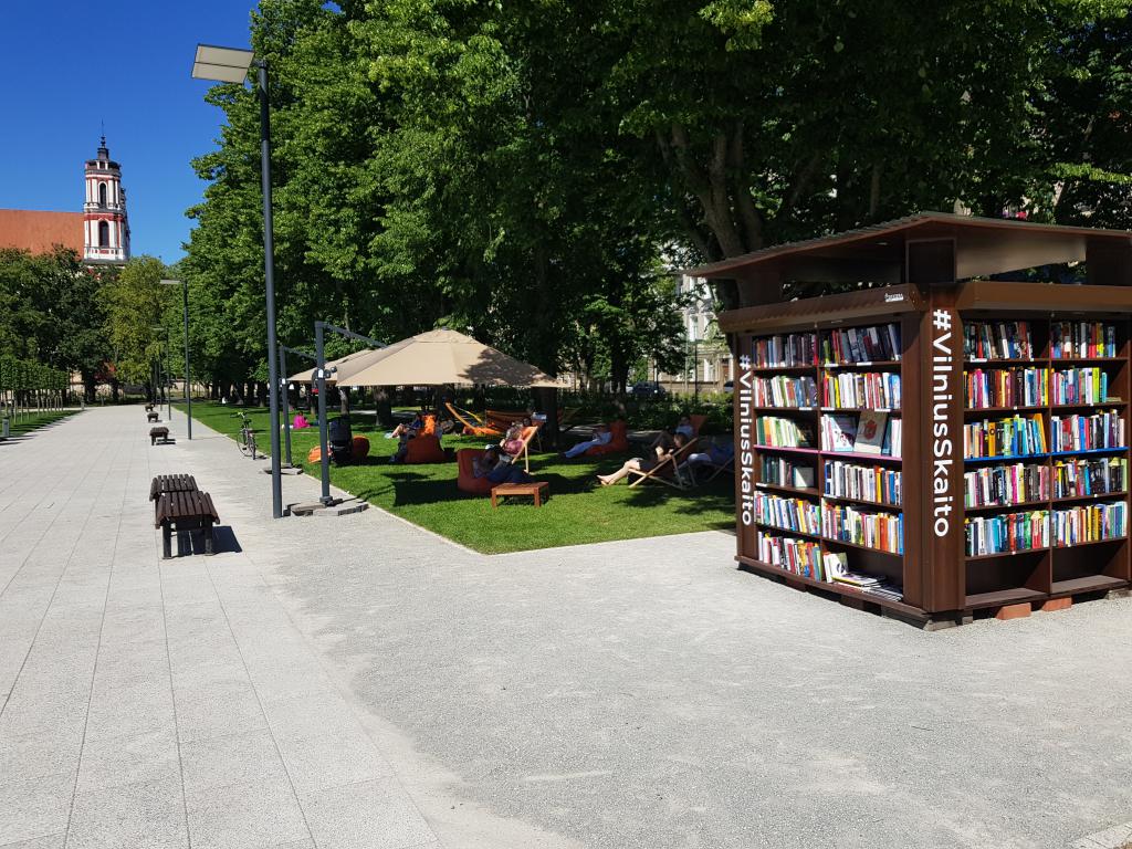 Bean bags, beach chairs and library shed in Vilnius city center 维尔纽斯中心的公众图书小亭，豆袋椅和沙滩椅