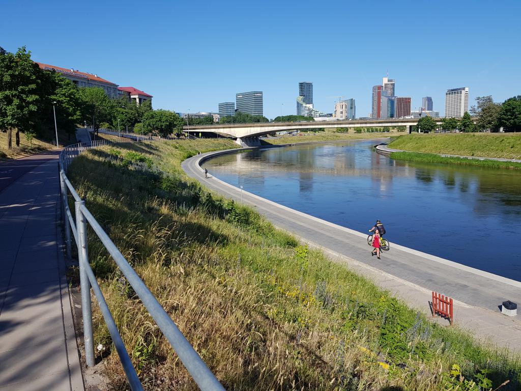 Jogging and cycling tracks on the Neris River bank 涅里斯河岸的跑步和自行车道