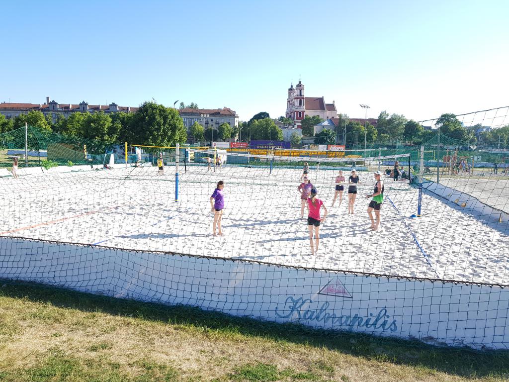 Beach volleyball next to the river, Vilnius 市中心河岸沙滩排球