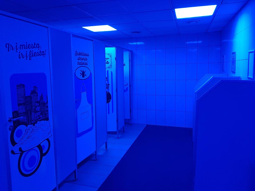 An infra blue toilet in Vilnius 蓝光厕所