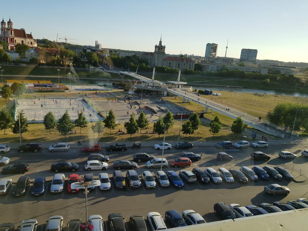 Neris river bank reserved for recreational activities - beach volleyball and skateboarding 涅里斯河岸保留为休闲娱乐区