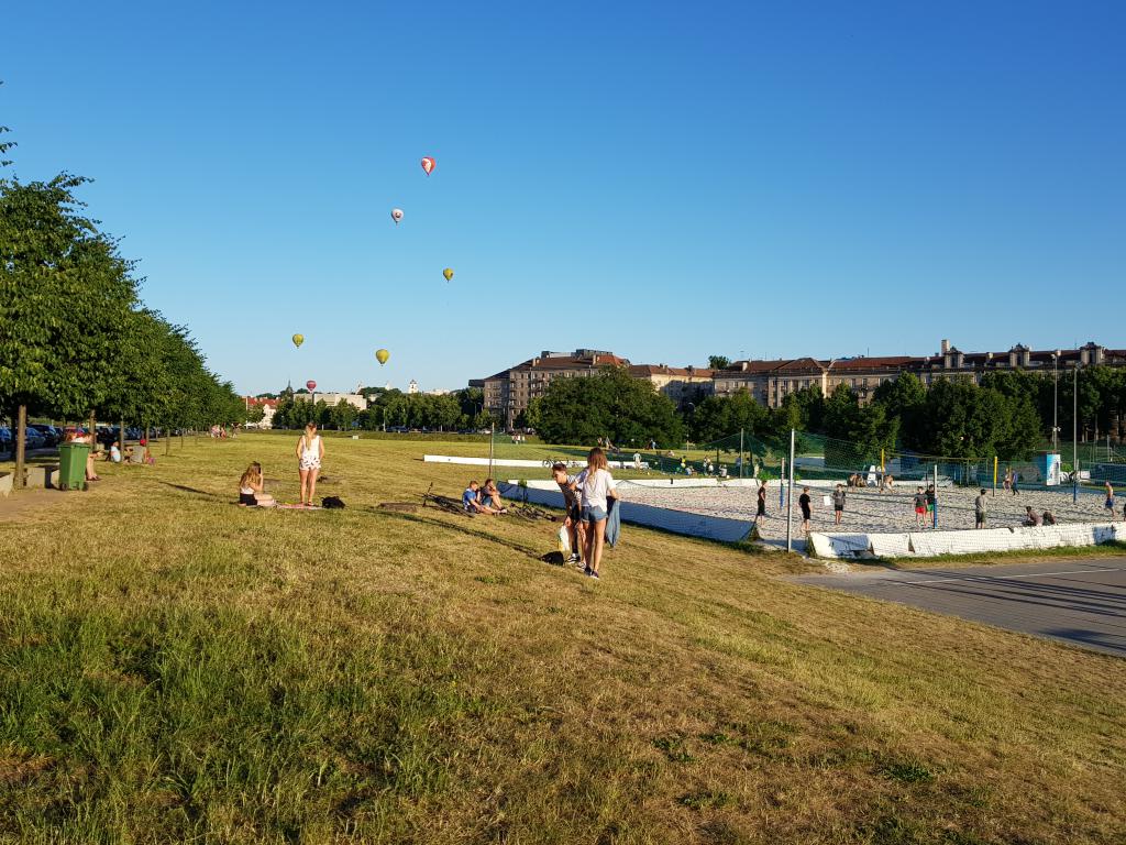 Hot air balloon over the recreational area of Neris River 涅里斯河和河岸上空的热气球