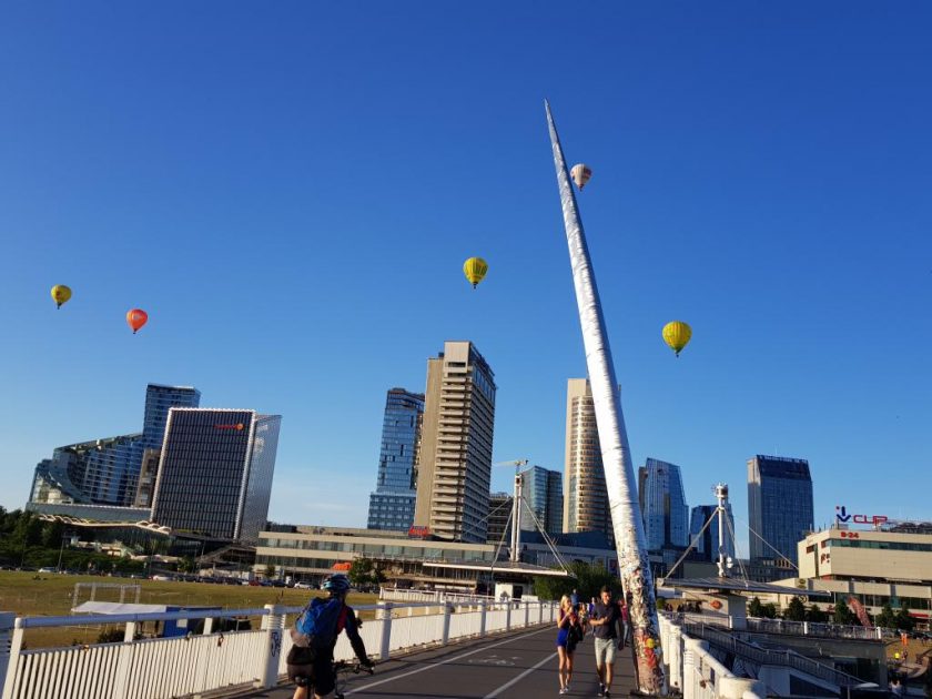 Colorful hot air balloon over the city center 维尔纽斯市中心上空五颜六色的热气球