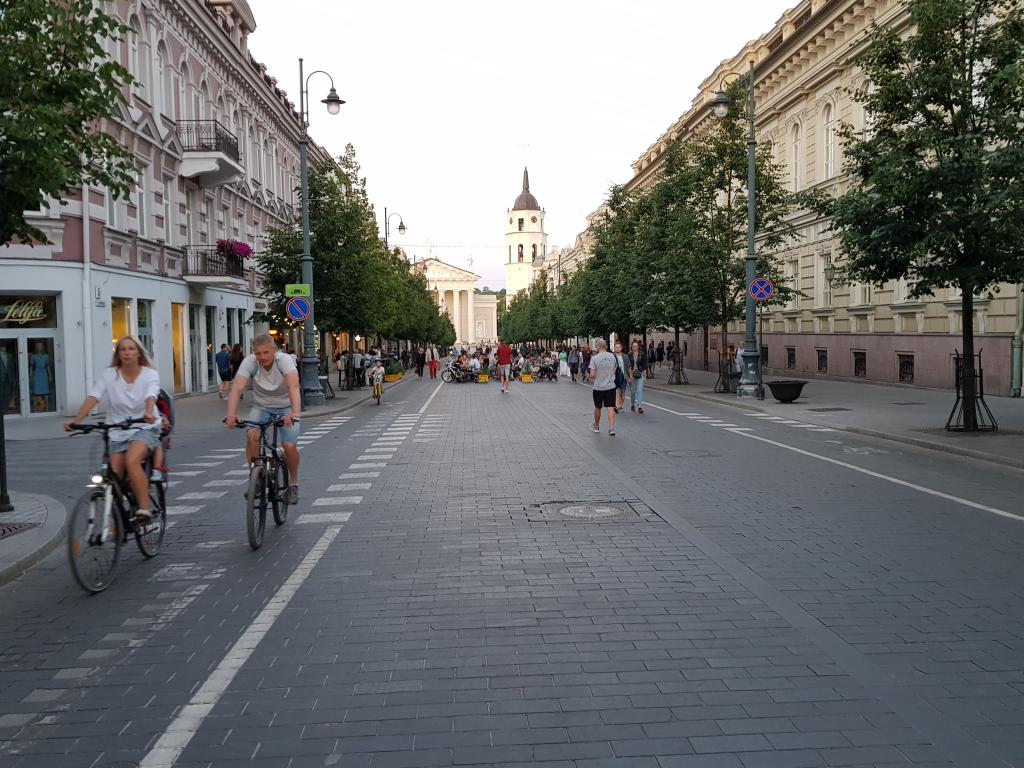 Vilnius city center main street closed off for recreational activities 维尔纽斯市中心大道封闭便民健身活动