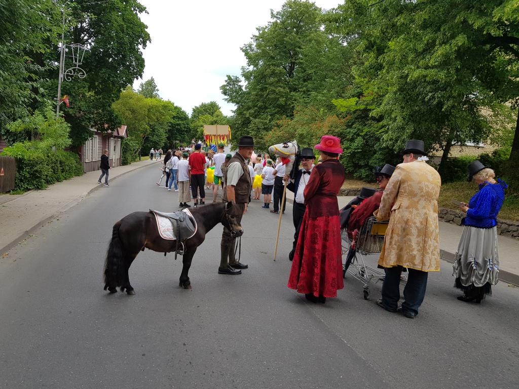 Trakai Celebration of Summer parade waiting to start 特拉凯庆夏游行等待开始