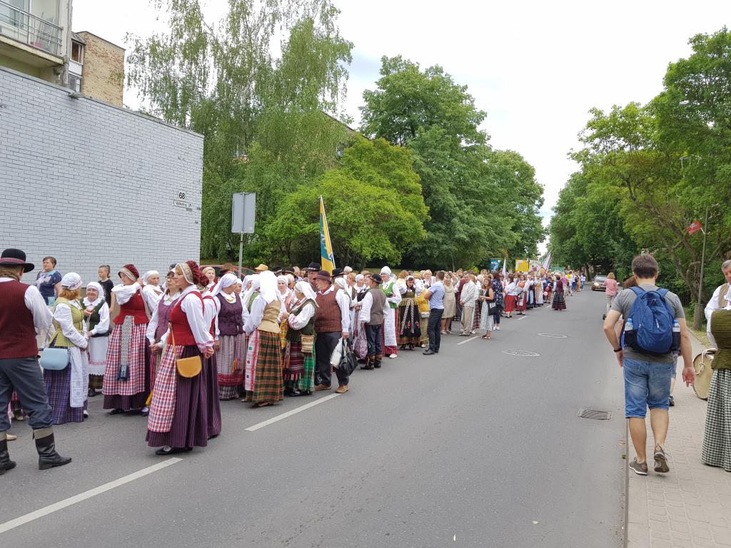 Trakai Celebration of Summer parade waiting to start 特拉凯庆夏游行等待开始