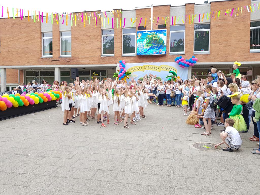 Primary school girls performing dances in Celebration of Summer, Trakai 小女孩表演舞蹈庆夏