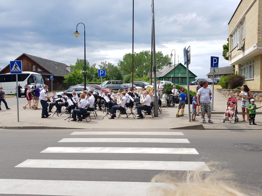 Wind band on the route of the parade, Trakai 游行路经的管乐队