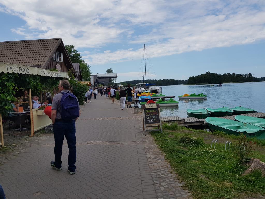 Restaurants and souvenir stalls by the lake, Trakai 湖边餐厅纪念品小摊