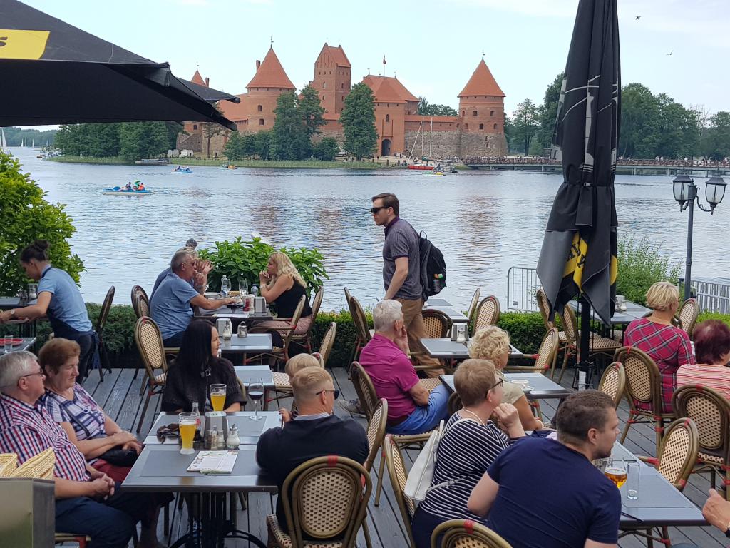 Cafe with view of the castle of Trakai 茶室欣赏湖上城堡