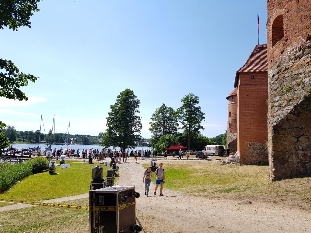 Crossing the bridge onto the Trakai Island Castle 过桥上特拉凯岛城堡