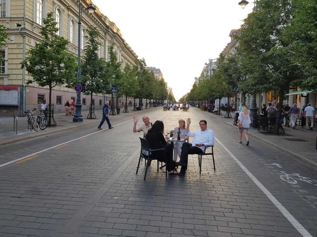 A dining table in the middle of a main street in the city center of Vilnius 维尔纽斯市中心大街中的一张餐桌